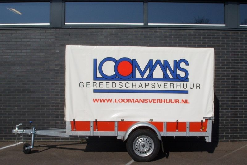 Aanhanger met huif enkelasser